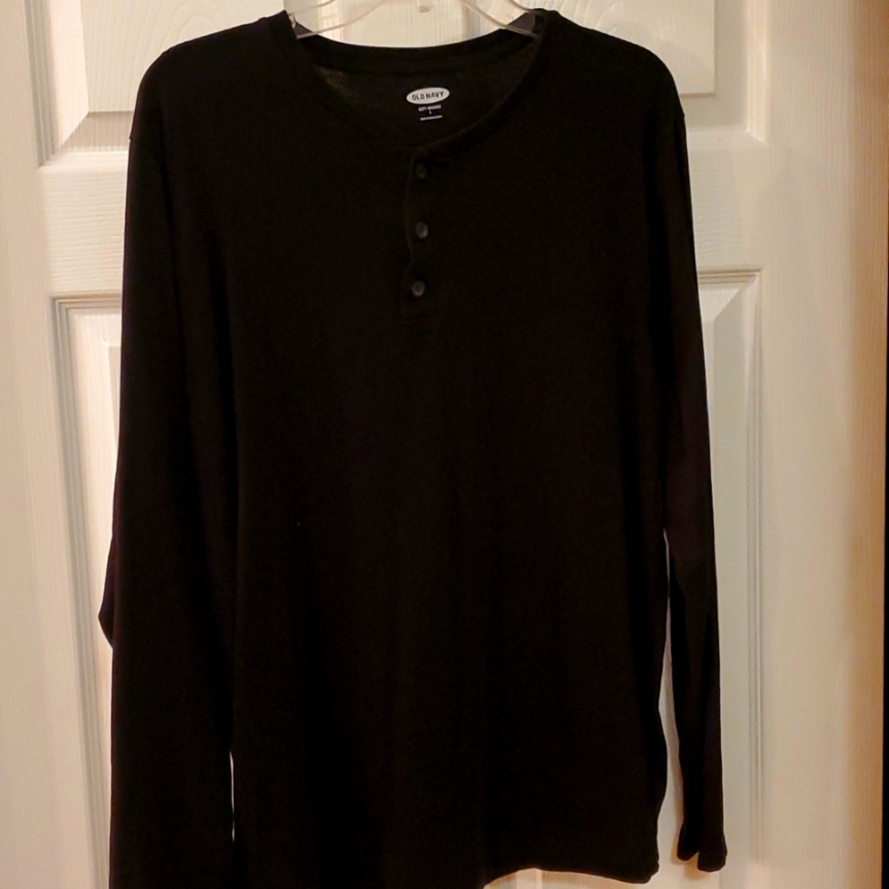 Old Navy 3-button long-sleeved T, size Large